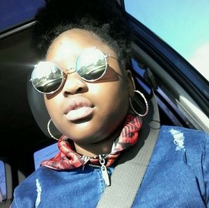 Meet your Posher, Adeya